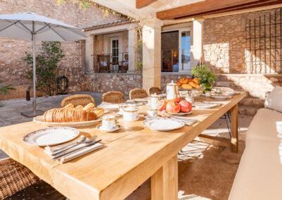 Breakfast table from the Bed and Breakfast Casa de Piedra in Finca Viladellops near Barcelona and Sitges