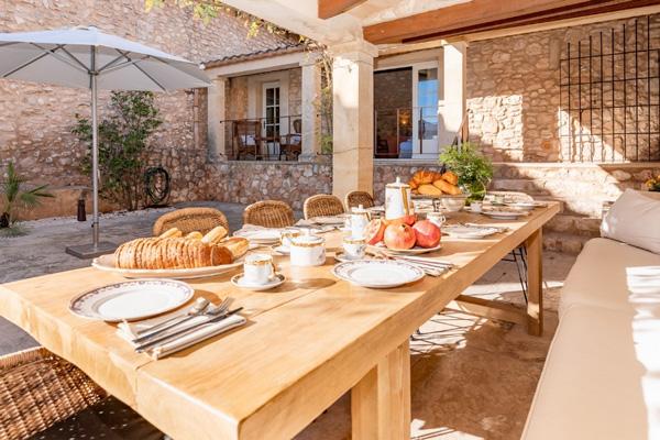 Breakfast table from the Bed and Breakfast Casa de Piedra in Finca Viladellops near Barcelona and Sitges